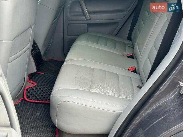 Серый Фольксваген Туарег, объемом двигателя 3 л и пробегом 400 тыс. км за 11890 $, фото 19 на Automoto.ua