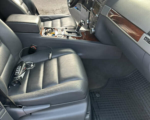 Серый Фольксваген Туарег, объемом двигателя 3 л и пробегом 265 тыс. км за 11500 $, фото 26 на Automoto.ua