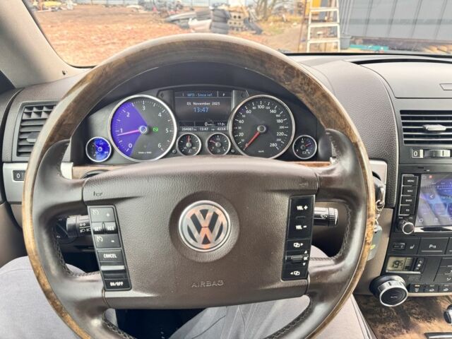 Сірий Фольксваген Туарег, об'ємом двигуна 3 л та пробігом 260 тис. км за 10500 $, фото 7 на Automoto.ua