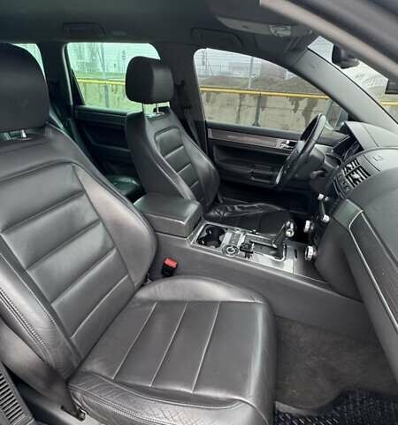 Серый Фольксваген Туарег, объемом двигателя 3 л и пробегом 266 тыс. км за 14000 $, фото 15 на Automoto.ua