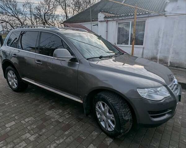 Серый Фольксваген Туарег, объемом двигателя 3 л и пробегом 264 тыс. км за 11700 $, фото 2 на Automoto.ua