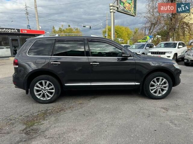 Серый Фольксваген Туарег, объемом двигателя 3 л и пробегом 400 тыс. км за 11890 $, фото 4 на Automoto.ua