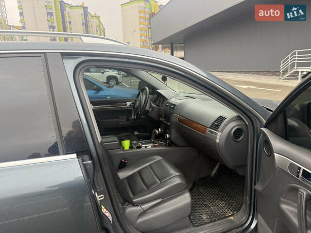 Серый Фольксваген Туарег, объемом двигателя 2.97 л и пробегом 385 тыс. км за 11000 $, фото 2 на Automoto.ua