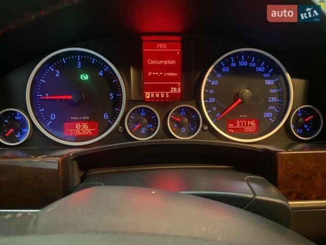 Серый Фольксваген Туарег, объемом двигателя 3 л и пробегом 377 тыс. км за 12500 $, фото 16 на Automoto.ua