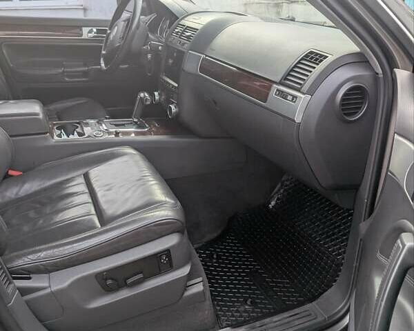 Серый Фольксваген Туарег, объемом двигателя 3 л и пробегом 264 тыс. км за 11700 $, фото 6 на Automoto.ua