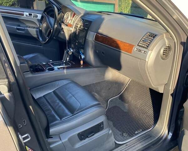 Серый Фольксваген Туарег, объемом двигателя 3 л и пробегом 377 тыс. км за 12500 $, фото 4 на Automoto.ua