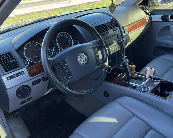 Серый Фольксваген Туарег, объемом двигателя 2.5 л и пробегом 273 тыс. км за 9500 $, фото 35 на Automoto.ua