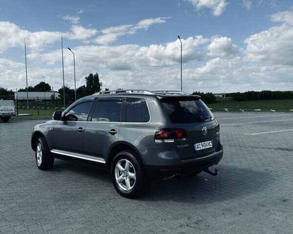 Сірий Фольксваген Туарег, об'ємом двигуна 3 л та пробігом 281 тис. км за 11999 $, фото 3 на Automoto.ua
