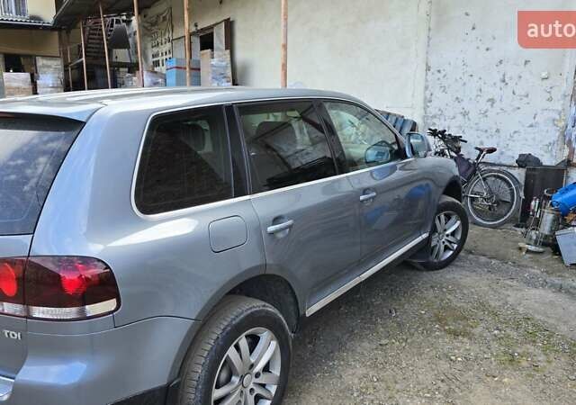 Серый Фольксваген Туарег, объемом двигателя 3 л и пробегом 322 тыс. км за 14500 $, фото 1 на Automoto.ua