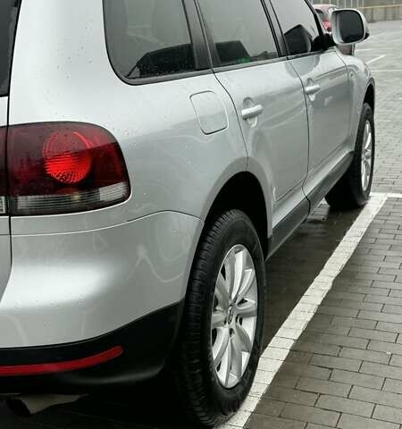 Серый Фольксваген Туарег, объемом двигателя 3 л и пробегом 266 тыс. км за 14000 $, фото 4 на Automoto.ua