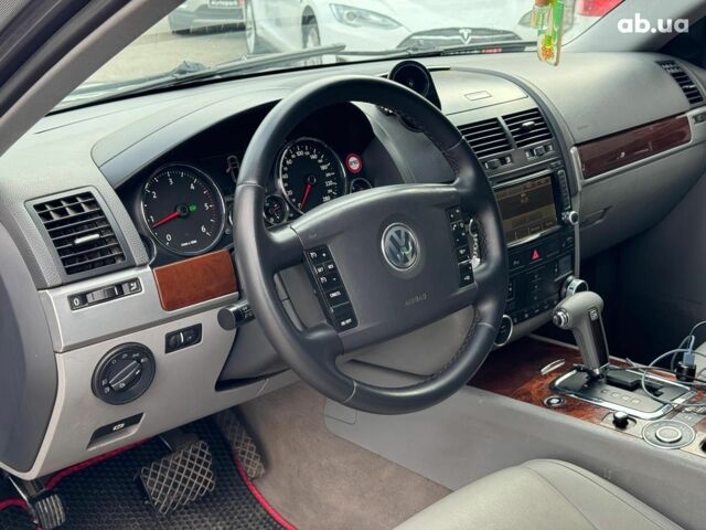 Серый Фольксваген Туарег, объемом двигателя 3 л и пробегом 400 тыс. км за 11890 $, фото 16 на Automoto.ua