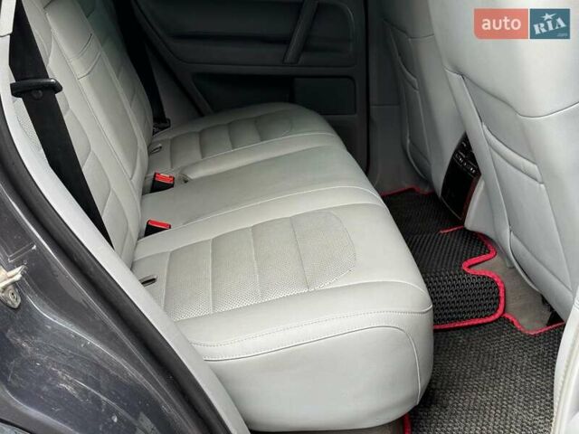 Серый Фольксваген Туарег, объемом двигателя 3 л и пробегом 400 тыс. км за 11890 $, фото 22 на Automoto.ua