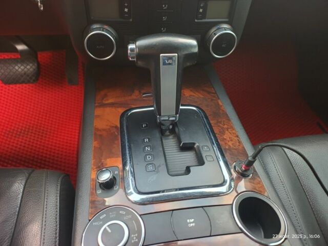 Серый Фольксваген Туарег, объемом двигателя 3 л и пробегом 360 тыс. км за 11500 $, фото 7 на Automoto.ua