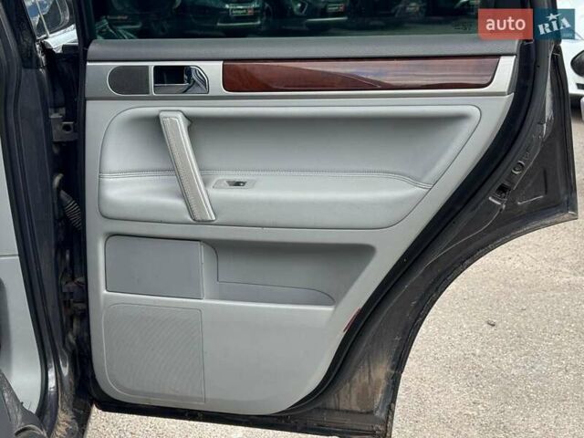 Серый Фольксваген Туарег, объемом двигателя 3 л и пробегом 400 тыс. км за 11890 $, фото 21 на Automoto.ua