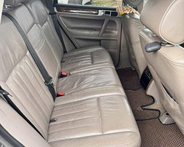 Серый Фольксваген Туарег, объемом двигателя 2.97 л и пробегом 264 тыс. км за 10500 $, фото 11 на Automoto.ua