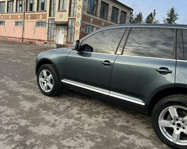 Серый Фольксваген Туарег, объемом двигателя 3 л и пробегом 265 тыс. км за 11500 $, фото 1 на Automoto.ua