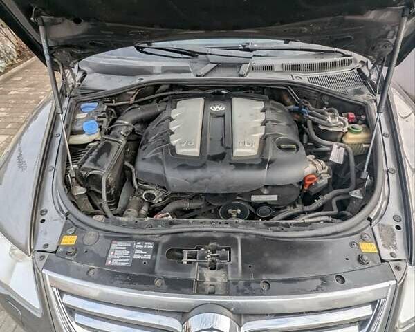 Серый Фольксваген Туарег, объемом двигателя 3 л и пробегом 264 тыс. км за 11700 $, фото 5 на Automoto.ua