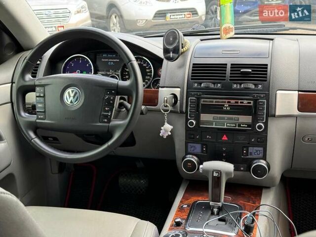 Серый Фольксваген Туарег, объемом двигателя 3 л и пробегом 400 тыс. км за 11890 $, фото 26 на Automoto.ua