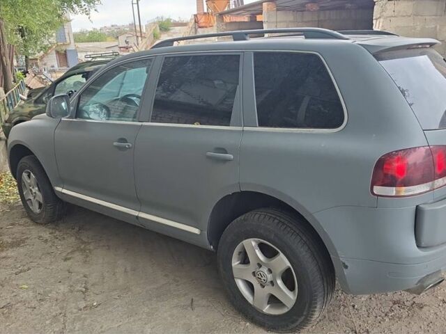 Серый Фольксваген Туарег, объемом двигателя 3 л и пробегом 200 тыс. км за 4000 $, фото 2 на Automoto.ua