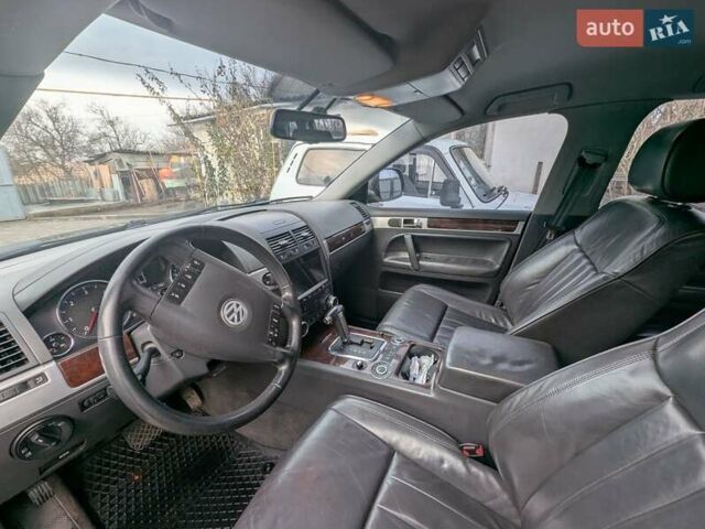 Серый Фольксваген Туарег, объемом двигателя 3 л и пробегом 264 тыс. км за 11700 $, фото 8 на Automoto.ua