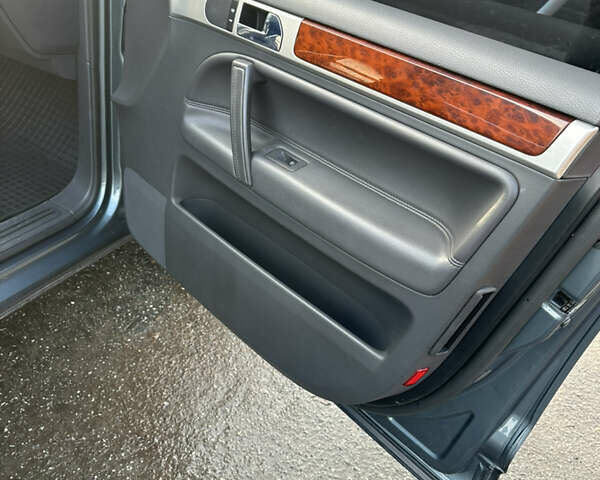 Серый Фольксваген Туарег, объемом двигателя 3 л и пробегом 265 тыс. км за 11500 $, фото 22 на Automoto.ua