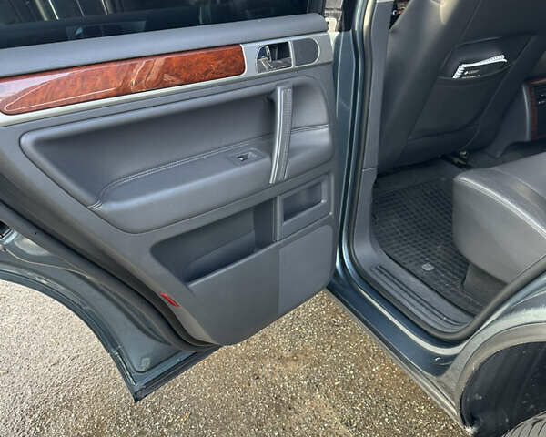 Серый Фольксваген Туарег, объемом двигателя 3 л и пробегом 265 тыс. км за 11500 $, фото 30 на Automoto.ua