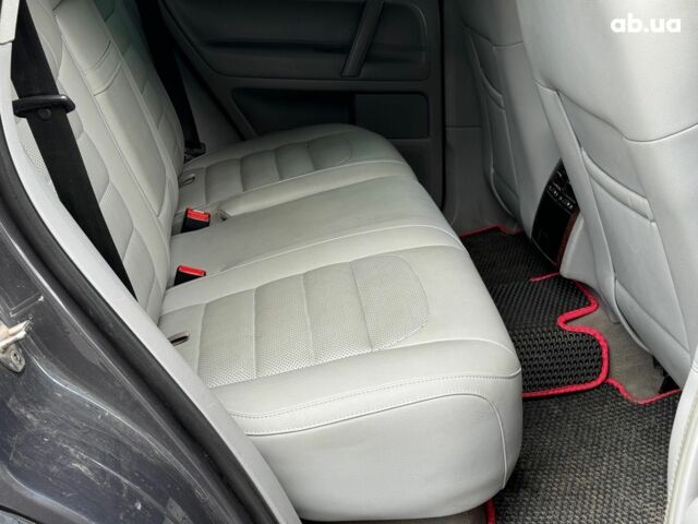 Серый Фольксваген Туарег, объемом двигателя 3 л и пробегом 400 тыс. км за 11890 $, фото 22 на Automoto.ua