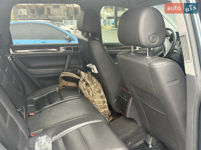 Серый Фольксваген Туарег, объемом двигателя 2.97 л и пробегом 385 тыс. км за 11000 $, фото 3 на Automoto.ua