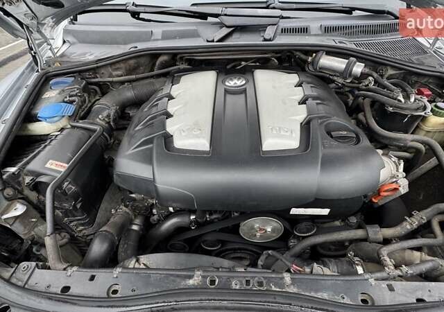 Серый Фольксваген Туарег, объемом двигателя 3 л и пробегом 266 тыс. км за 14000 $, фото 19 на Automoto.ua