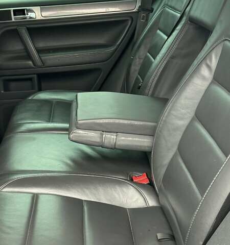 Серый Фольксваген Туарег, объемом двигателя 3 л и пробегом 266 тыс. км за 14000 $, фото 16 на Automoto.ua