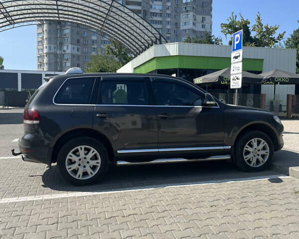 Серый Фольксваген Туарег, объемом двигателя 3 л и пробегом 305 тыс. км за 12500 $, фото 6 на Automoto.ua