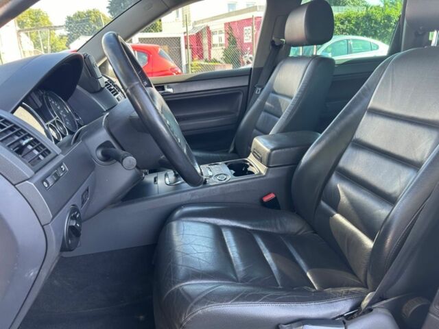 Сірий Фольксваген Туарег, об'ємом двигуна 3 л та пробігом 287 тис. км за 3321 $, фото 5 на Automoto.ua