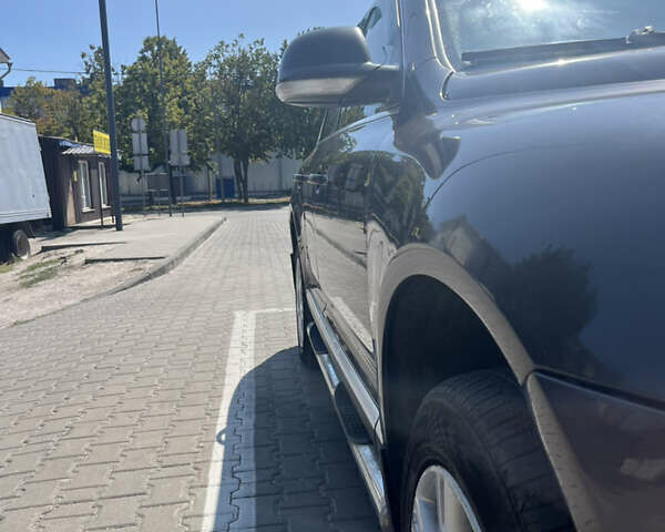 Серый Фольксваген Туарег, объемом двигателя 3 л и пробегом 305 тыс. км за 12500 $, фото 3 на Automoto.ua