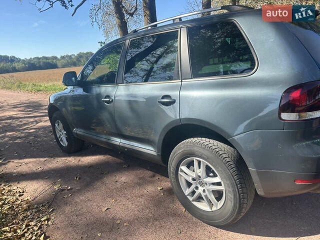 Серый Фольксваген Туарег, объемом двигателя 2.97 л и пробегом 315 тыс. км за 11700 $, фото 2 на Automoto.ua