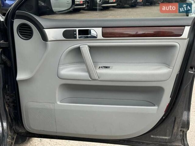 Серый Фольксваген Туарег, объемом двигателя 3 л и пробегом 400 тыс. км за 11890 $, фото 23 на Automoto.ua