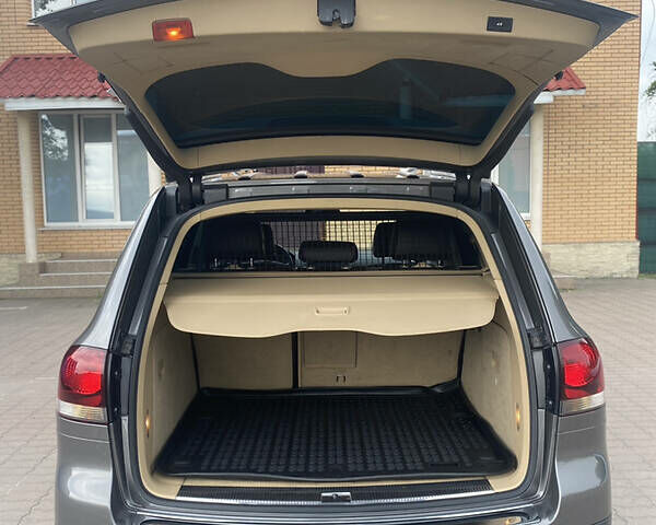 Сірий Фольксваген Туарег, об'ємом двигуна 3 л та пробігом 350 тис. км за 11999 $, фото 4 на Automoto.ua