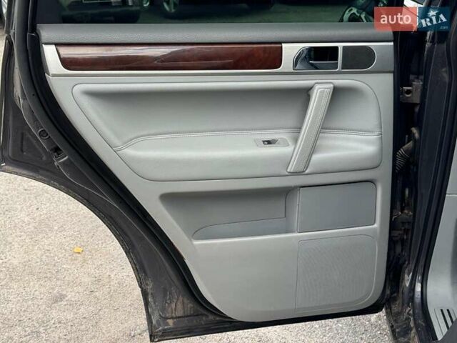Серый Фольксваген Туарег, объемом двигателя 3 л и пробегом 400 тыс. км за 11890 $, фото 17 на Automoto.ua