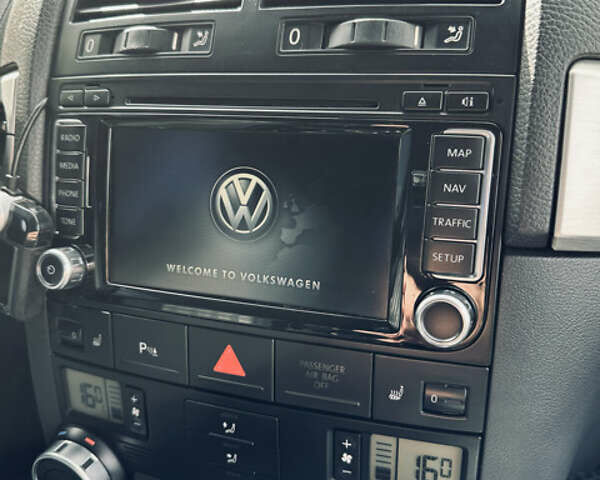 Сірий Фольксваген Туарег, об'ємом двигуна 3 л та пробігом 281 тис. км за 11999 $, фото 24 на Automoto.ua