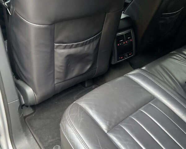 Серый Фольксваген Туарег, объемом двигателя 3 л и пробегом 236 тыс. км за 10500 $, фото 4 на Automoto.ua