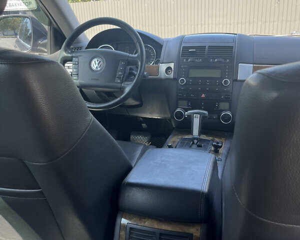 Серый Фольксваген Туарег, объемом двигателя 3 л и пробегом 305 тыс. км за 12500 $, фото 16 на Automoto.ua