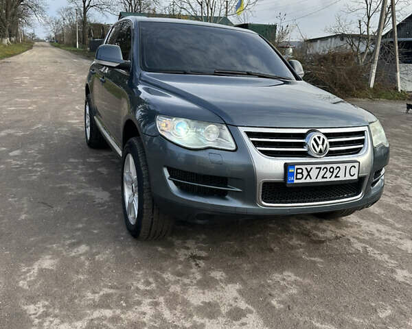 Серый Фольксваген Туарег, объемом двигателя 3 л и пробегом 265 тыс. км за 11500 $, фото 6 на Automoto.ua