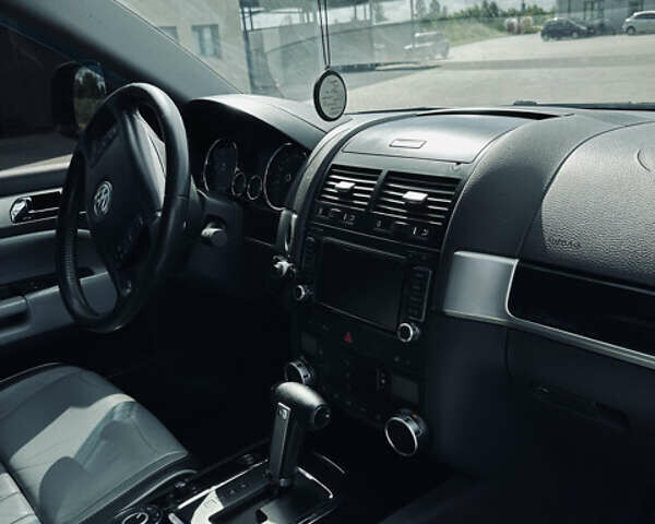 Сірий Фольксваген Туарег, об'ємом двигуна 3 л та пробігом 281 тис. км за 11999 $, фото 23 на Automoto.ua