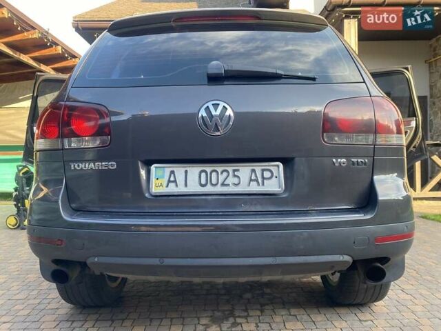 Серый Фольксваген Туарег, объемом двигателя 3 л и пробегом 377 тыс. км за 12500 $, фото 1 на Automoto.ua