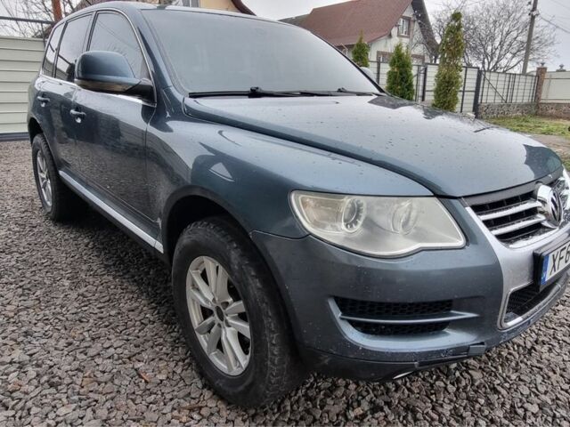 Серый Фольксваген Туарег, объемом двигателя 2.5 л и пробегом 296 тыс. км за 6200 $, фото 2 на Automoto.ua