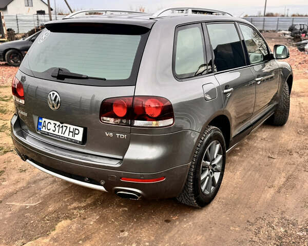 Серый Фольксваген Туарег, объемом двигателя 2.97 л и пробегом 264 тыс. км за 10500 $, фото 4 на Automoto.ua