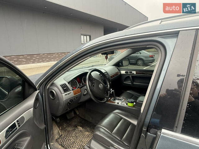 Серый Фольксваген Туарег, объемом двигателя 2.97 л и пробегом 385 тыс. км за 11000 $, фото 8 на Automoto.ua