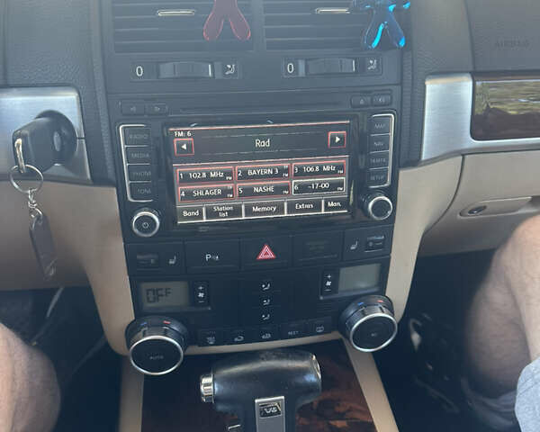 Серый Фольксваген Туарег, объемом двигателя 2.97 л и пробегом 315 тыс. км за 11700 $, фото 5 на Automoto.ua