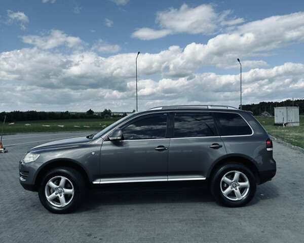 Сірий Фольксваген Туарег, об'ємом двигуна 3 л та пробігом 281 тис. км за 11999 $, фото 2 на Automoto.ua