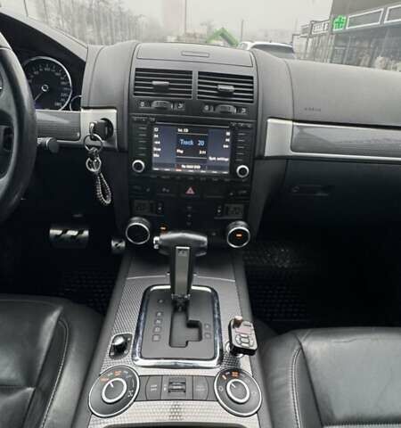 Серый Фольксваген Туарег, объемом двигателя 3 л и пробегом 266 тыс. км за 14000 $, фото 13 на Automoto.ua