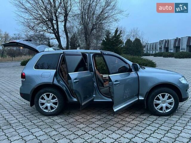 Серый Фольксваген Туарег, объемом двигателя 2.97 л и пробегом 351 тыс. км за 9000 $, фото 4 на Automoto.ua